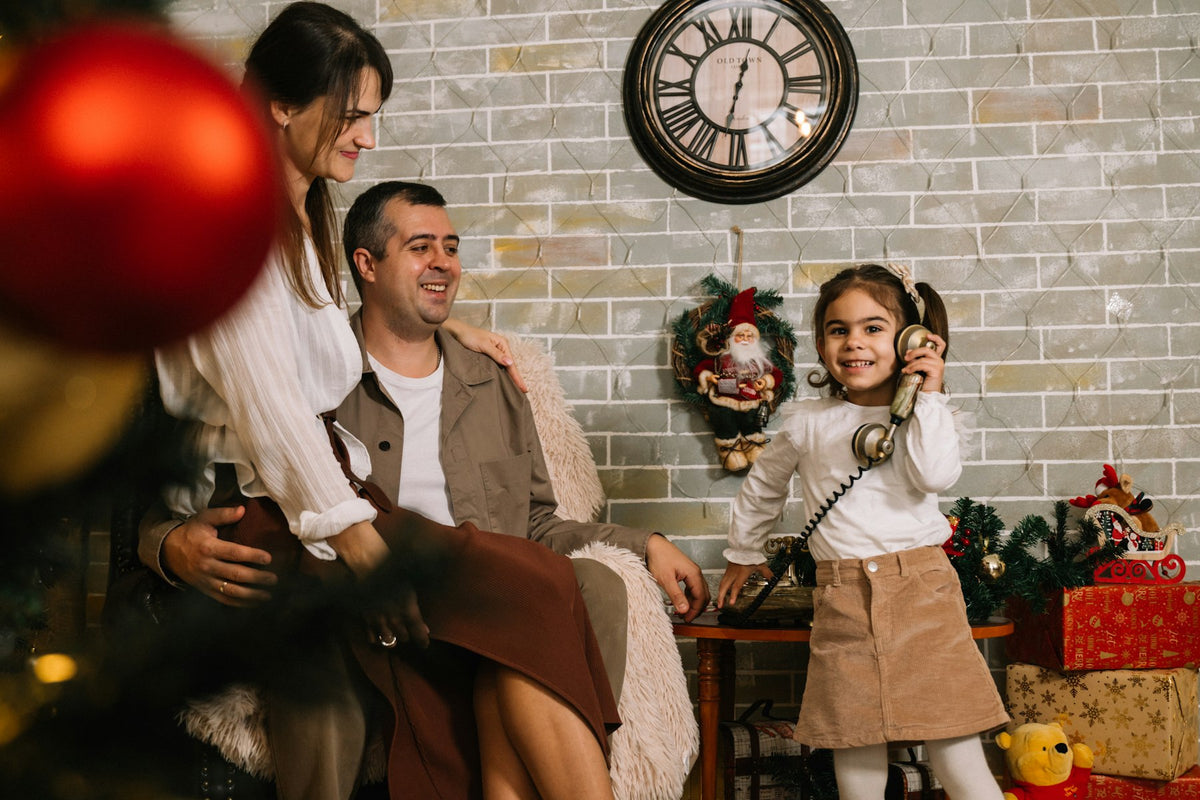 Familia reunida en casa junto al árbol de Navidad
